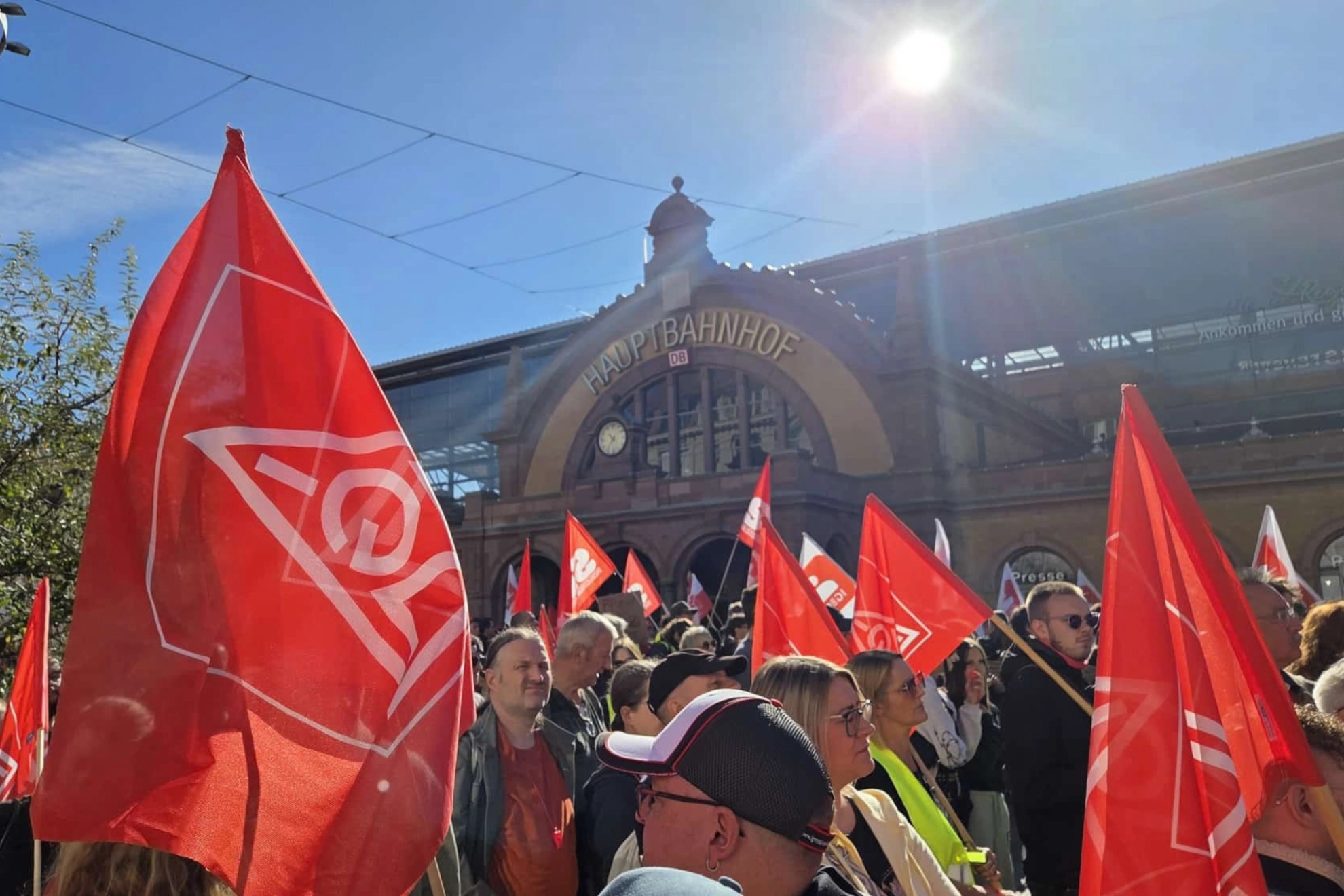 Fahnen vor Hauptbahnhof