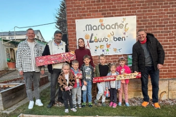Verteilung von Weihnachtsüberraschungen an Kindergartenkinder